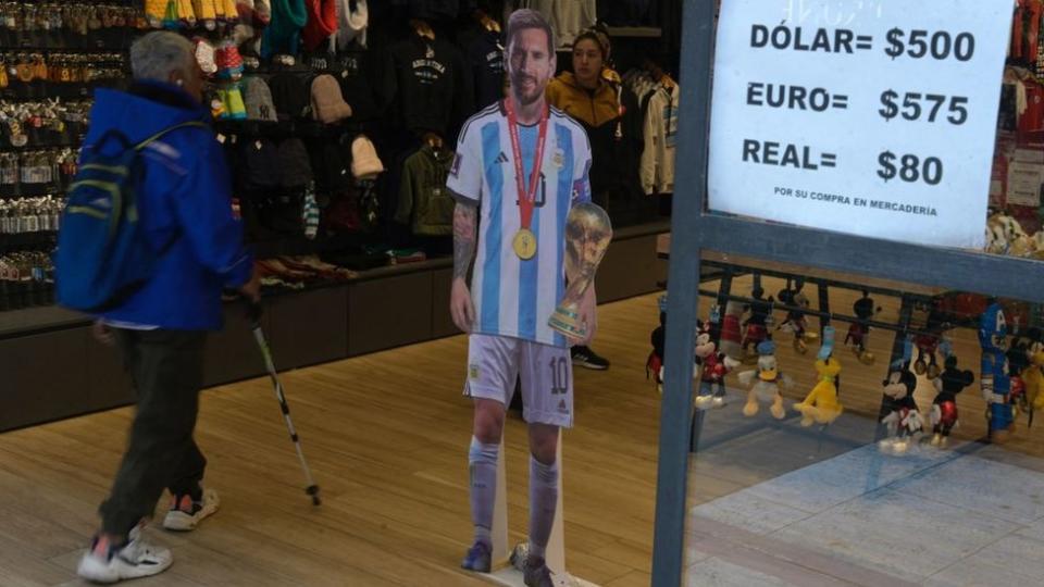 Un cartel con información cambiaria en una tienda de Buenos Aires el 26 de abril de 2023