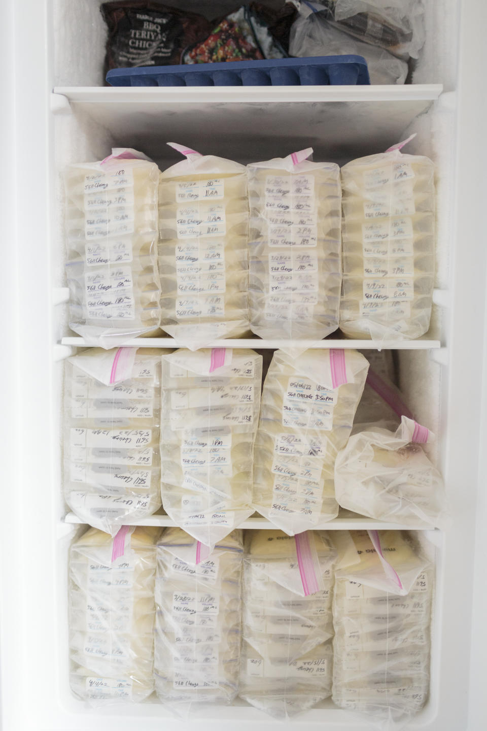 Leche materna almacenada en un congelador en la cocina de Judy Cheung en Queens, el 28 de mayo de 2022. (Sarah Blesener/The New York Times)
