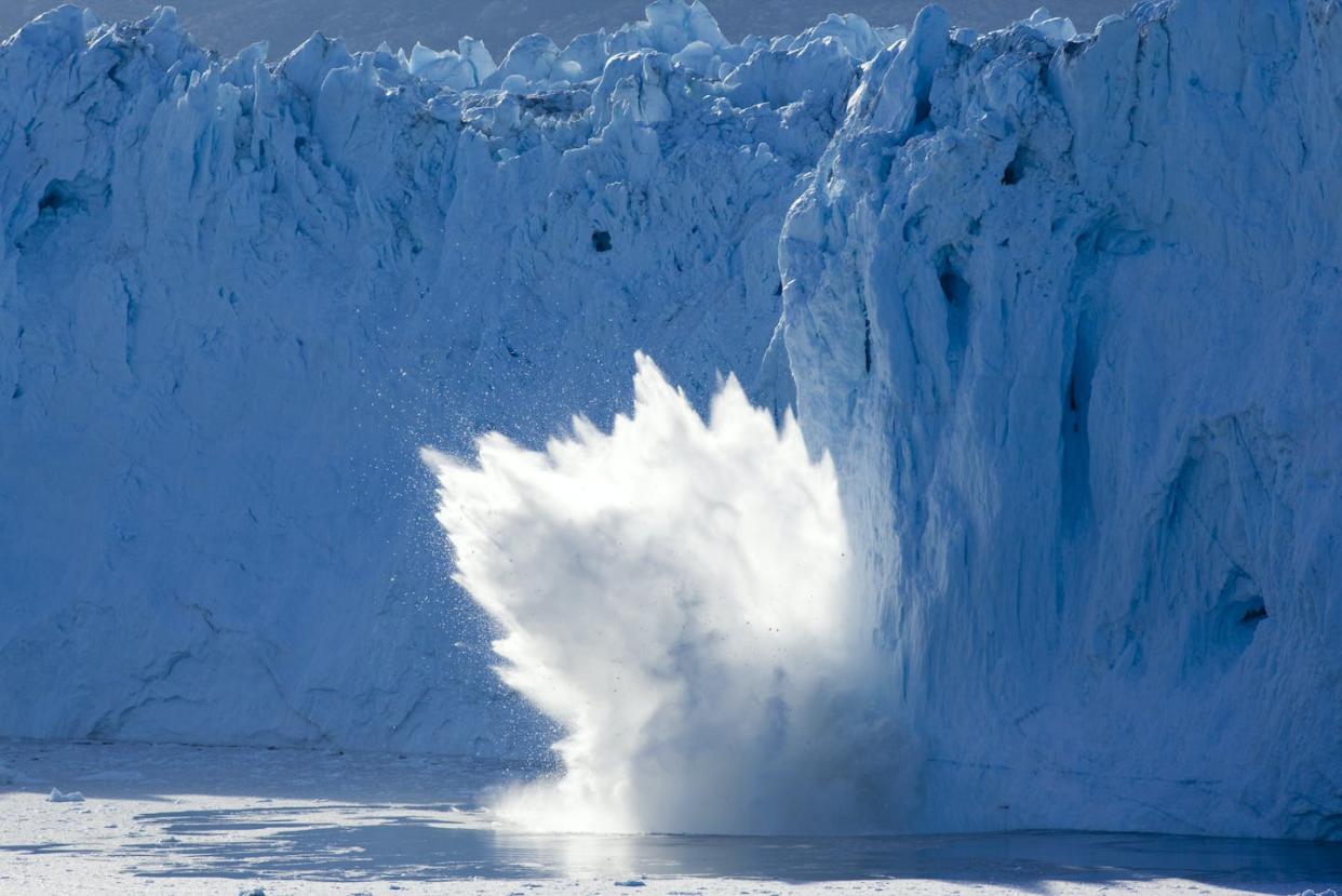 Un exceso de agua dulce procedente de la capa de hielo de Groenlandia puede ralentizar la circulación del océano Atlántico. <a href="https://www.gettyimages.com/detail/photo/iceberg-calving-from-eqip-glacier-on-disko-bay-royalty-free-image/534972902?phrase=melting+glaciers+greenland&adppopup=true" rel="nofollow noopener" target="_blank" data-ylk="slk:Paul Souders/Stone via Getty Images;elm:context_link;itc:0;sec:content-canvas" class="link ">Paul Souders/Stone via Getty Images</a>