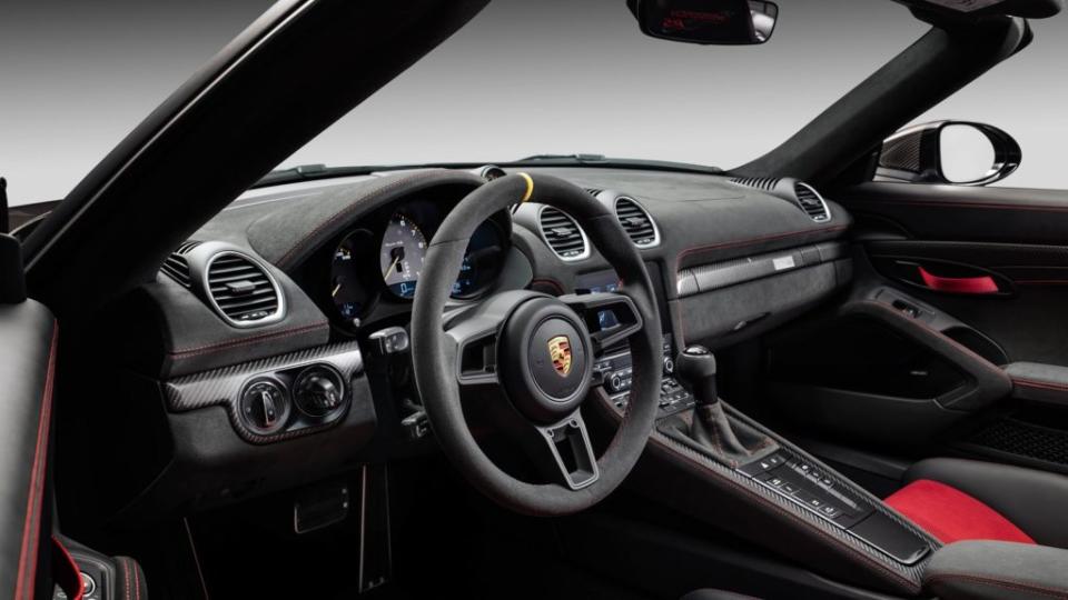 718 Spyder RS車內布局走向以專注駕駛為核心理念。(圖片來源/ Porsche)