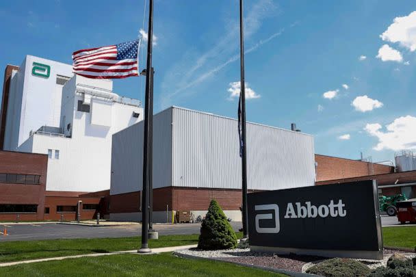 PHOTO: The Abbott manufacturing facility in Sturgis, Mich., May 13, 2022.  (Jeff Kowalsky/AFP via Getty Images)