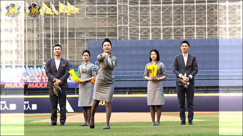 星宇航空主題日空姐在14日賽前開球。（圖／翻攝自兄弟Fans Club臉書）