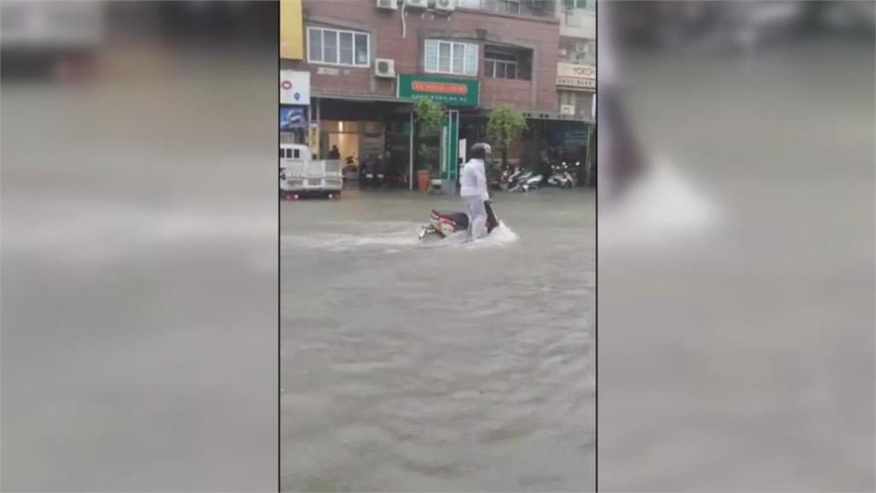 雨炸高雄！水上摩托車油門猛催　九如北上匝道一度積水封閉！本館路變本館河