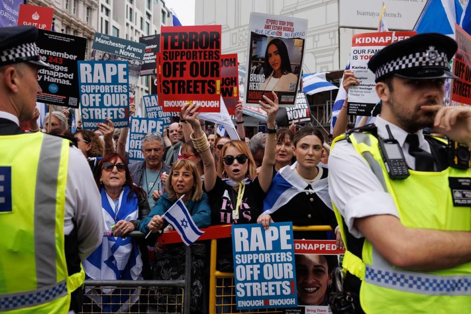 Police between pro-Israel and pro-Palestine supporters in London (Getty Images)