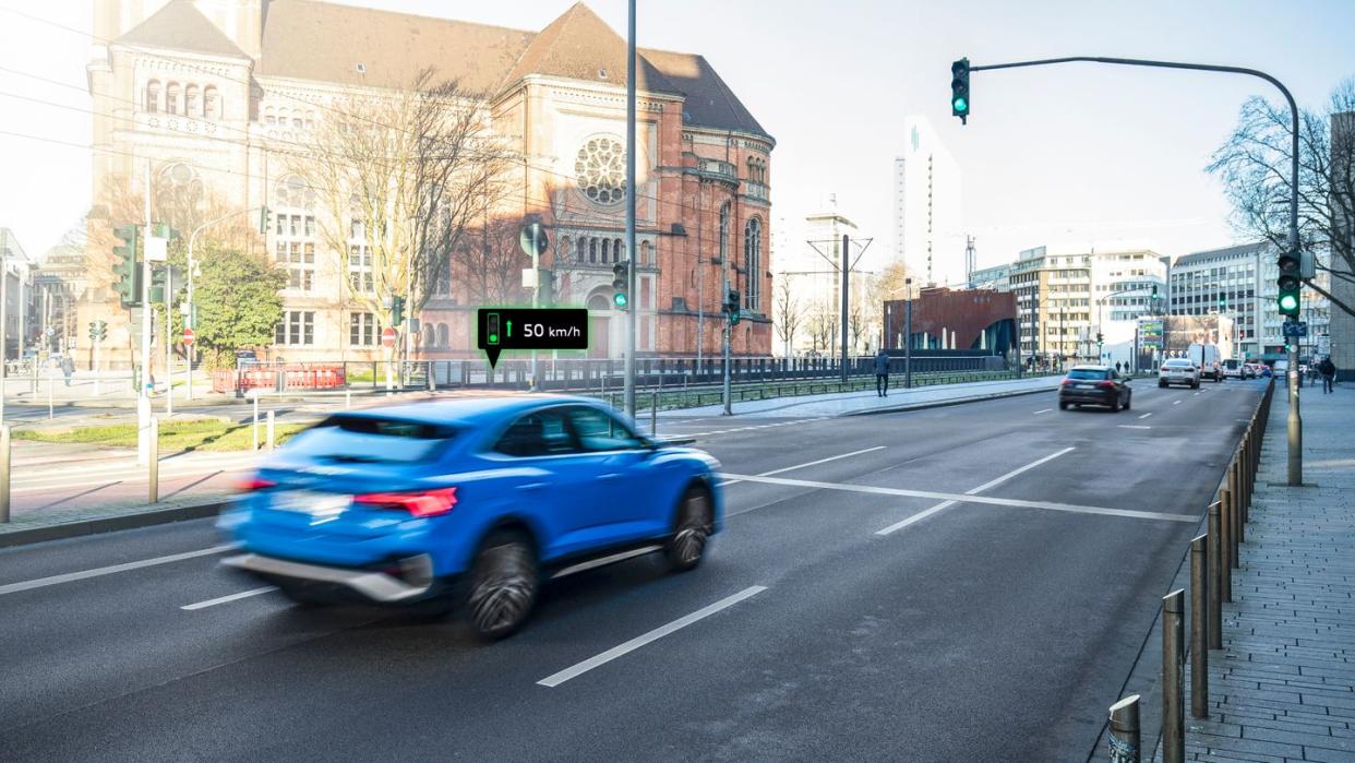 Vorauseilende Verständigung: In Pilotprojekten kommunizieren Ampeln mit Audi-Autos, die dann ein optimales Tempo berechnen, um perfekt auf der Grünen Welle mitschwimmen zu können.