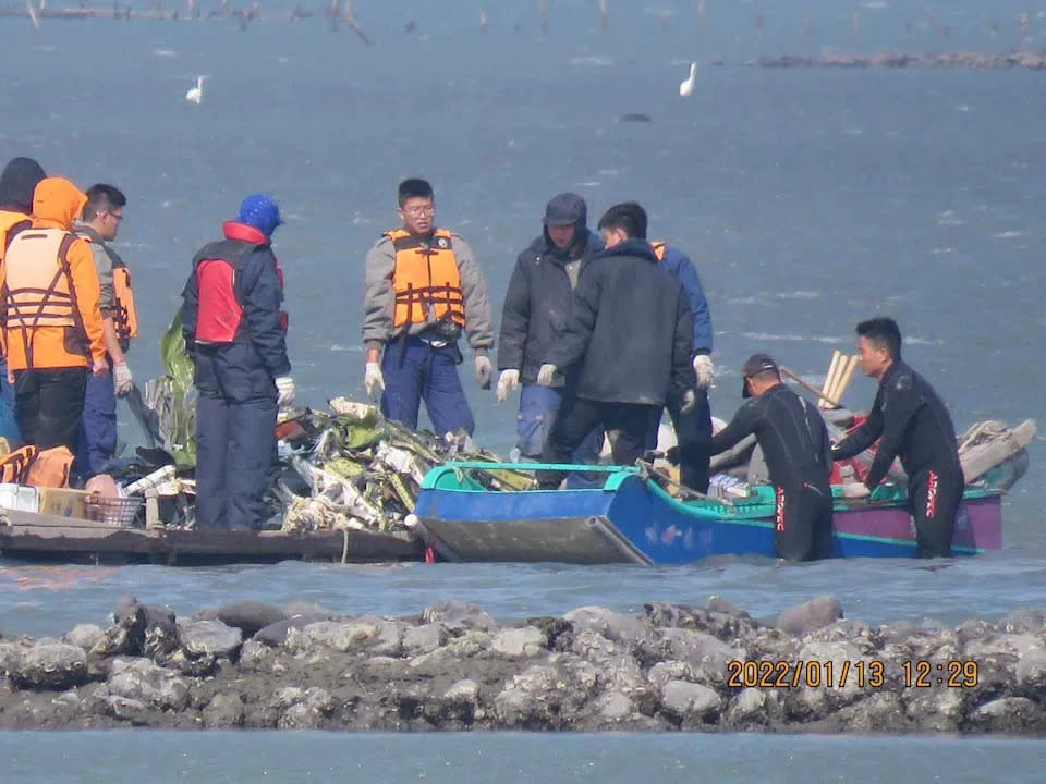 嘉義東石漁民協助打撈戰機殘骸。（記者湯朝村攝）