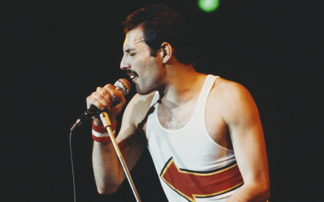 Freddie Mercury war ein britischer Sänger und wurde als Frontmann der Rockband Queen bekannt. Er starb 1991 in London. (Bild: Fox Photos)