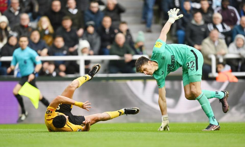 Nick Pope tangles with Raúl Jiménez in the first half