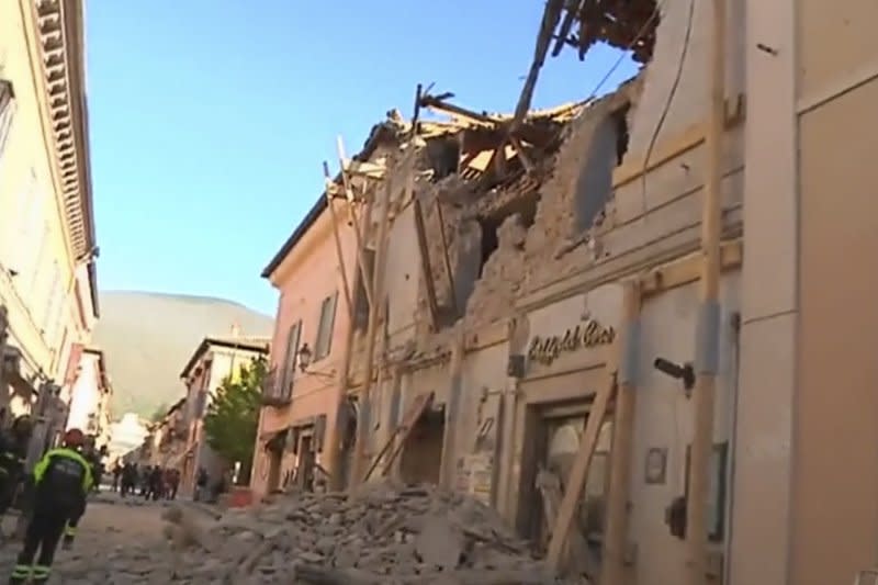 義大利中部10月30日發生芮氏規模6.6的大地震，建築物嚴重受創（AP）