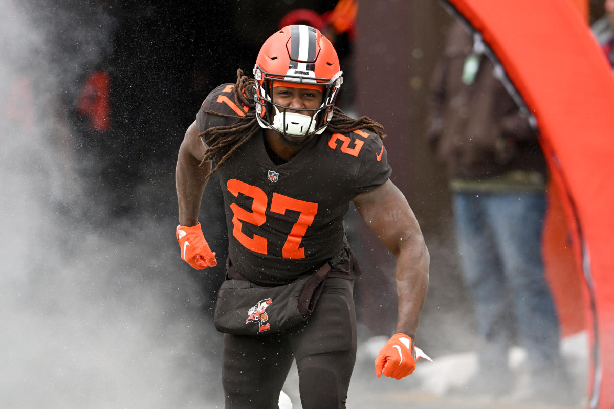 Browns' Kareem Hunt dons Nick Chubb shirt in return to Cleveland