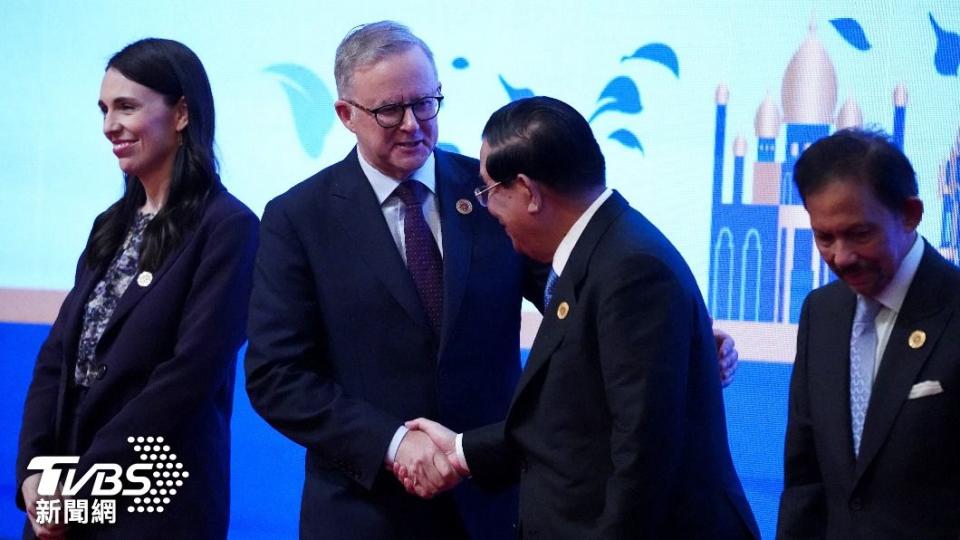 澳洲總理艾班尼斯（左二）與洪森握手。（圖／達志影像路透社）