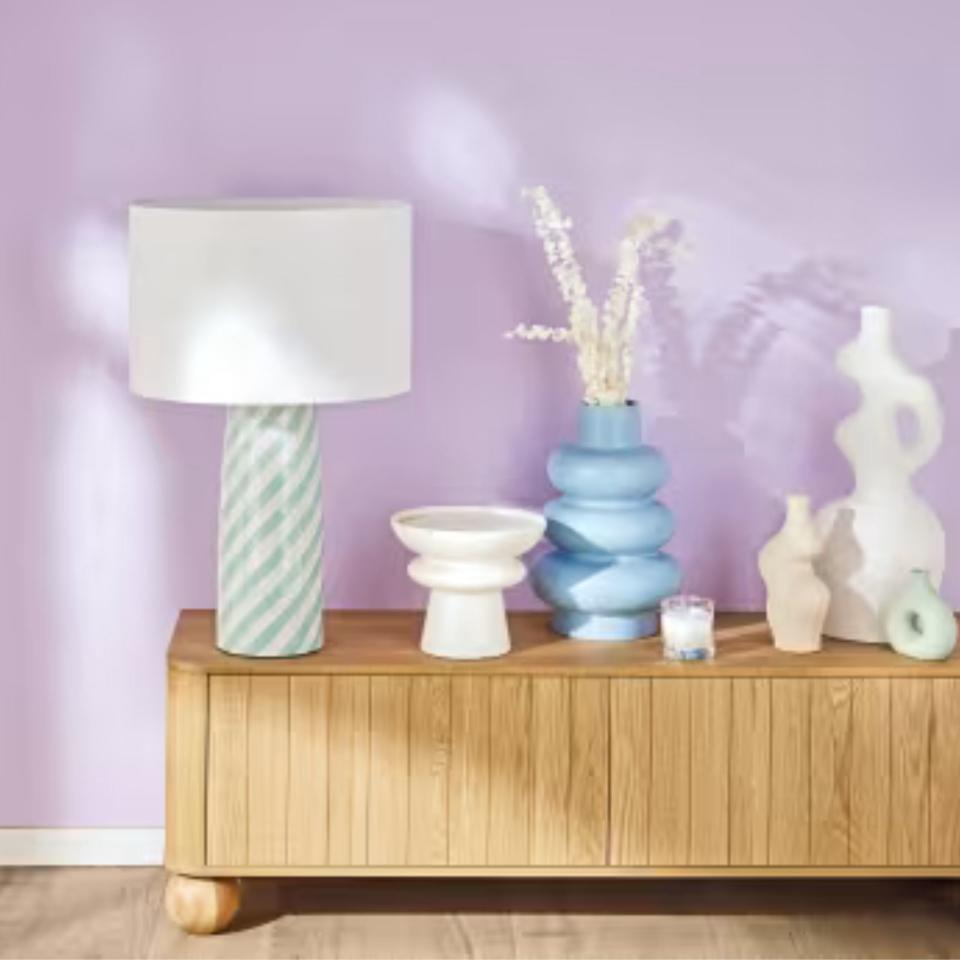 Un vase de printemps vert pastel pour embellir vos meubles