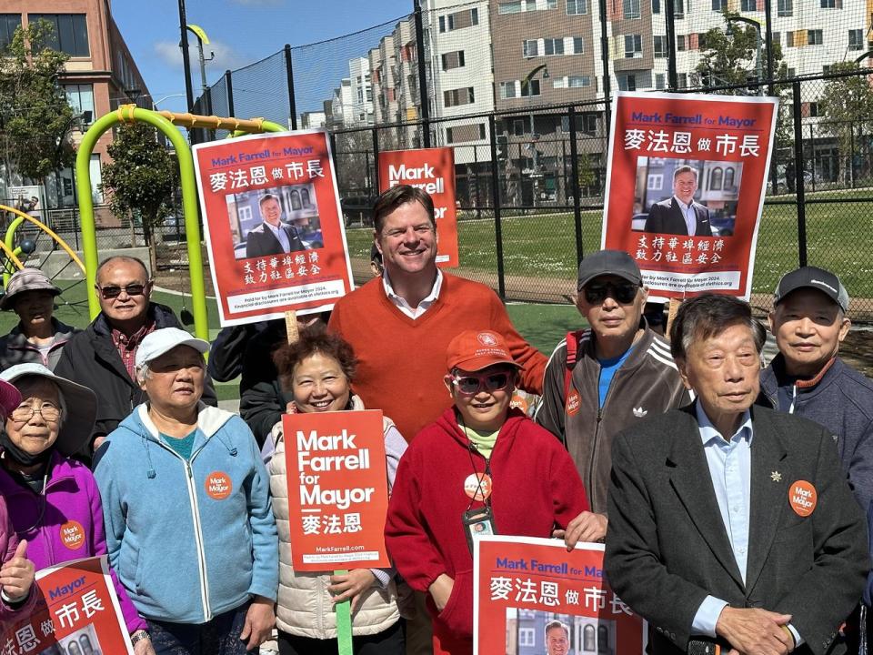 舊金山市長候選人、前市長麥法恩探訪灣景區居民，並回答華人社區關切的話題，受到支持者歡迎。（記者李怡╱攝影）