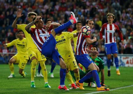 Football Soccer- Spanish La Liga Santander - Atletico Madrid v Villarreal- Vicente Calderon Stadium, Madrid, Spain - 25/04/17 - Atletico Madrid's Jose Maria Gimenez kicks the ball. REUTERS/Susana Vera