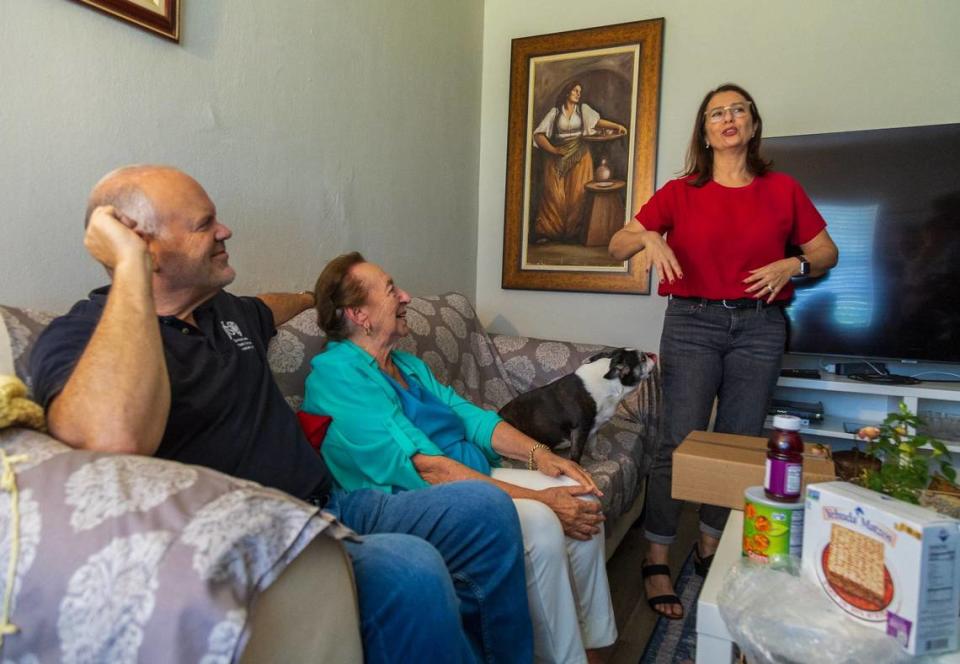 La sobreviviente del Holocausto Agnes Berger, de 88 años, se sienta con su perro Abigail y habla con su hija, Sandra Buchwald, después de que Goodman Jewish Family Services del Condado Broward le entregara un paquete de comida de Séder en su casa de Davie. El grupo de servicios sociales prepara y entrega paquetes de comida a ancianos confinados en sus casas y a supervivientes del Holocausto antes de la Pascua Judía.