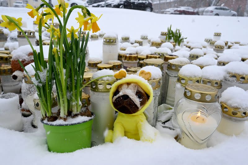 Una vista de velas, flores y otros recuerdos en la escuela de Viertola, luego de un tiroteo en la escuela, en Vantaa, Finlandia