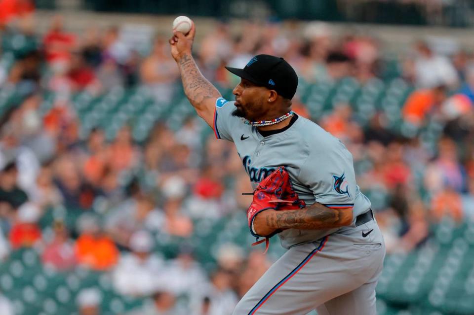 El abridor de los Marlins de Miami Sixto Sánchez lanza en el primer inning del partido ante los Tigres, celebrado el 13 de mayo de 2024 en Detroit.