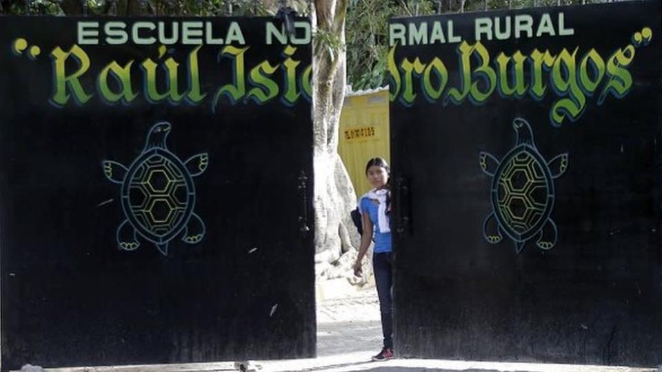 El portón de la escuela Raúl Isidro Burgos en Ayotzinapa el 7 de noviembre de 2014