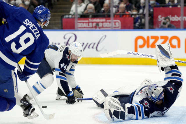 Matthews' NHL-leading 50th goal leads Maple Leafs past Jets