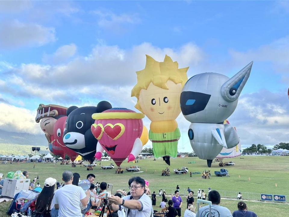 「2024台灣國際熱氣球嘉年華」今日在鹿野高台舉行熱氣球光雕音樂會，吸引數萬人湧入現場！圖／曾麗芳
