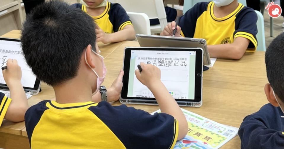閱讀完後，老師讓學生使用平板填寫學習單。記者陳韋彤攝。