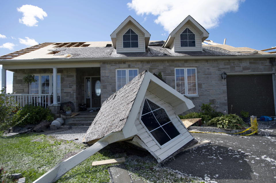 Una claraboya desprendida del techo de una casa a causa de un tornado en Dunrobin, Ontario, Canadá, el sábado 22 de 2018. (Justin Tang/The Canadian Press vía AP)