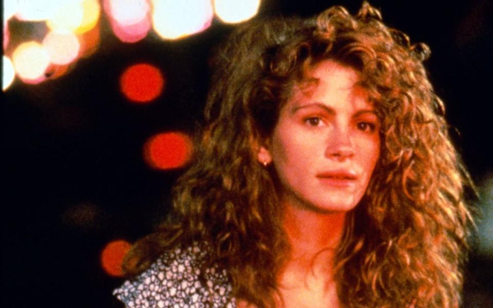 Schluss mit lustig: 1991 täuschte Julia Roberts alias Laura in "Der Feind in meinem Bett" ihren Tod vor, um dem sadistischen Ehemann zu entgehen. Mit diesem Psychothriller bewies der Lockenkopf, dass er mehr als nur niedlich kann. (Bild: Fox)