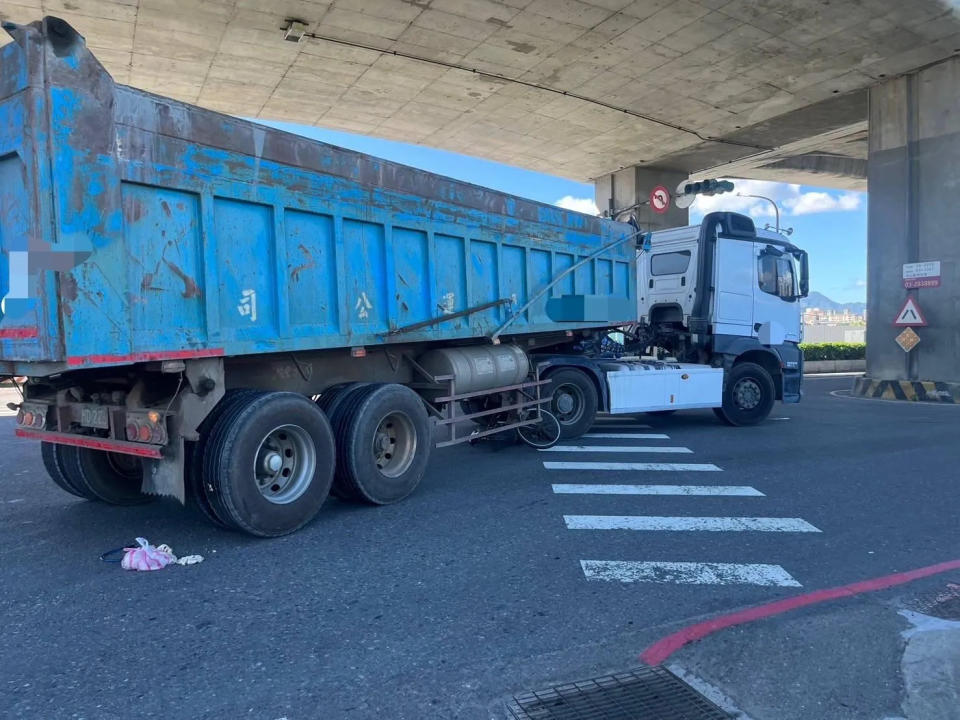 <strong>新北市泰山區新北大道4日下午發生70歲男性單車騎士遭聯結車捲入車底，頭部被輾過，當場死亡。（圖／翻攝畫面）</strong>