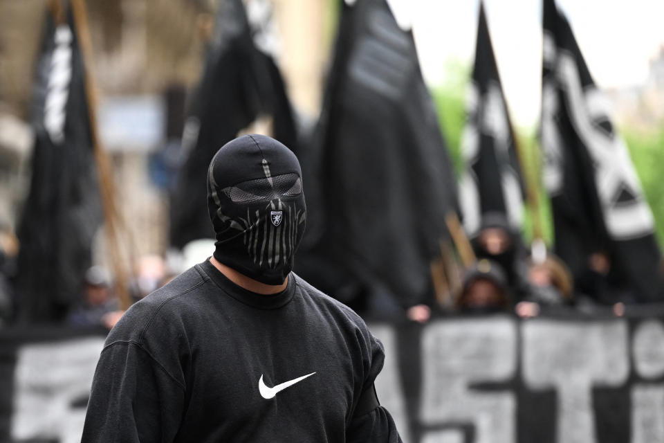 Un manifestant du comité du 9 mai photographié samedi 6 mai à Paris. 