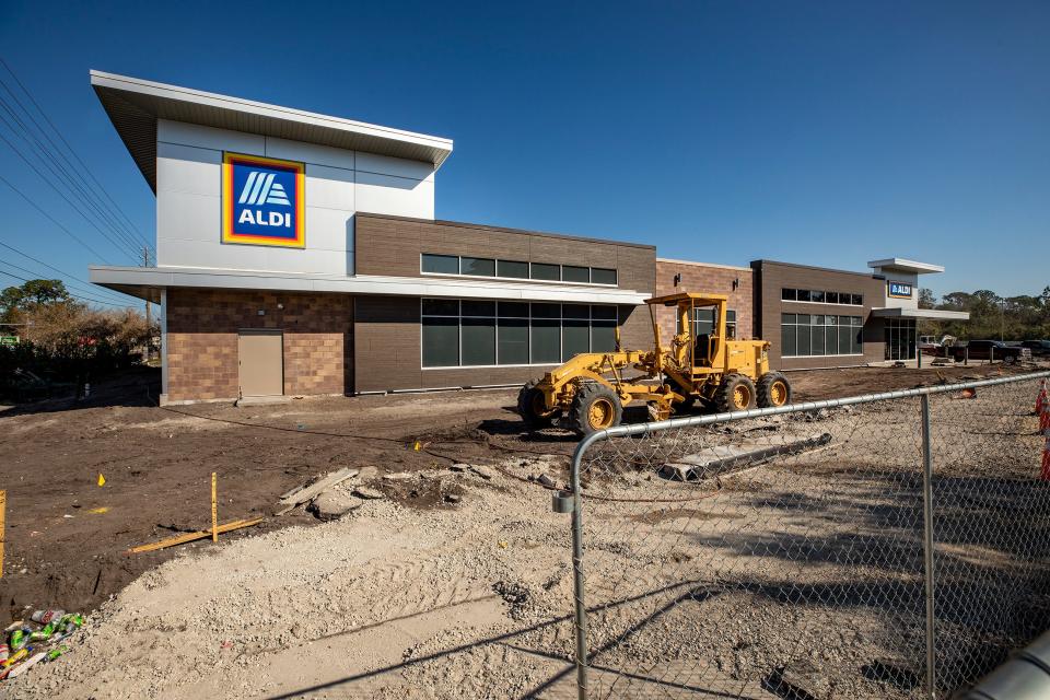 A new Aldi grocery store is set to open this month on South Florida Avenue in Lakeland.