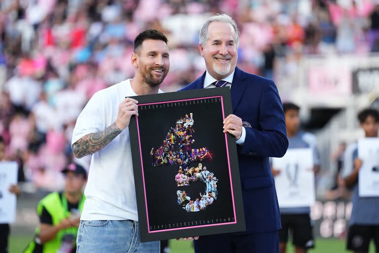 Lionel Messi recibe de Jorge Mas, máximo accionista de Inter Miami, el reconocimiento por los 45 títulos ganados en su carrera