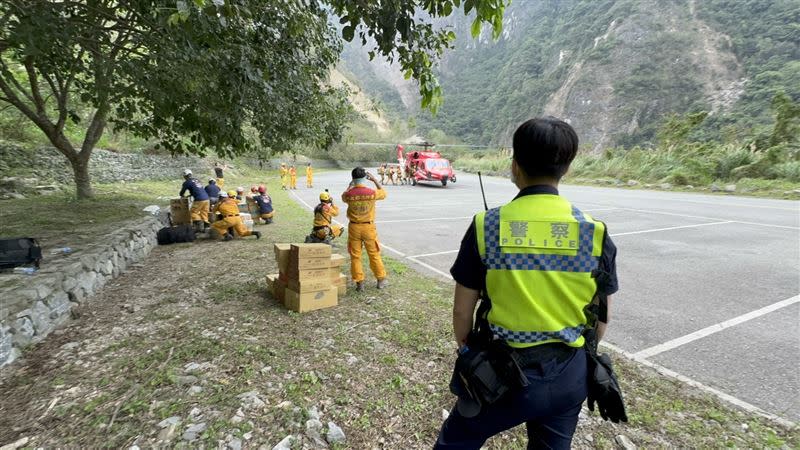 台8線多處坍方造成道路中斷，天祥派出所同仁也困在山區無法下山。（圖／警方提供）