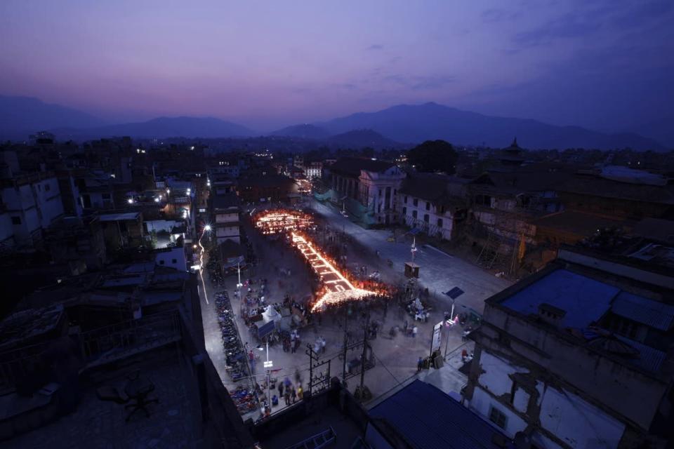 In Kathmandu in Nepal formen Menschen mit Kerzen die Umrisse des historischen Dharahara-Turms und des Kasthamandap-Tempels nach, um an den ersten Jahrestag der verheerenden Erdbeben im Jahr 2015 zu erinnern. (Bild: Navesh Chitrakar/REUTERS)