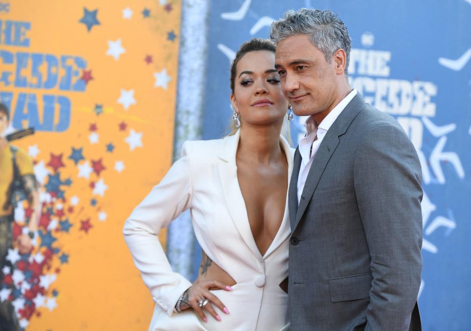 Rita Ora and Taika Waititi embraced each other at the premiere. (Photo by Robyn Beck / AFP) (Photo by ROBYN BECK/AFP via Getty Images)