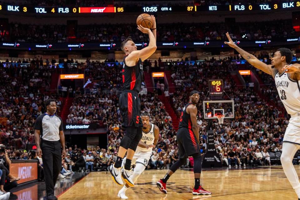 El jugador del Heat Duncan Robinson tira al aro ante la marca de Nic Claxton, de los Nets de Brooklyn, en el partido celebrado el 16 de noviembre de 2023 en Miami.