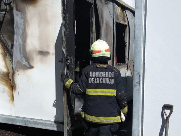 Contenedores con elementos para el recital de María Becerra