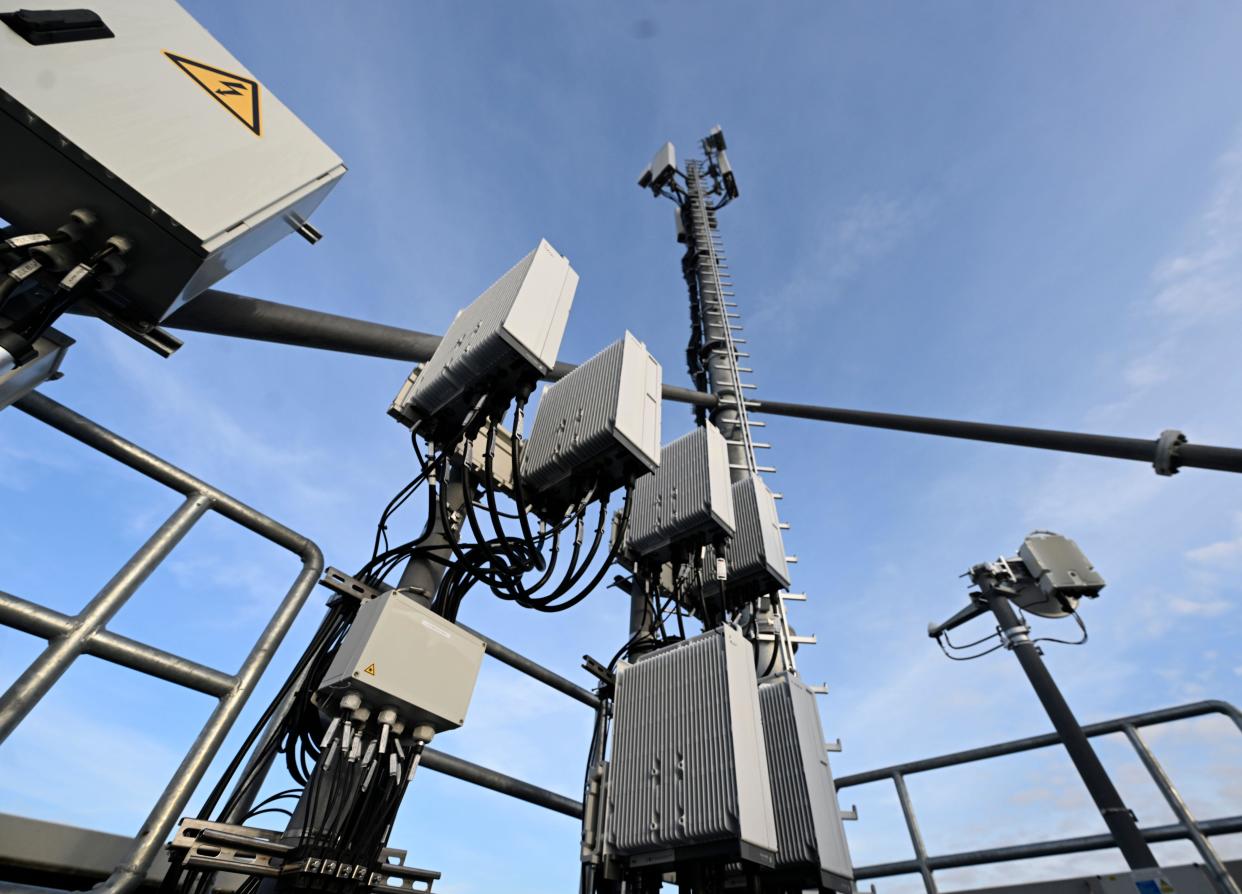 18 January 2023, North Rhine-Westphalia, Duesseldorf: A new 5G mobile communications mast from Vodafone stands on a high-rise building at the Mörsenbroicher Ei intersection. In the first half of the year, 33 more masts are to follow to optimize network expansion. Photo: Roberto Pfeil/dpa