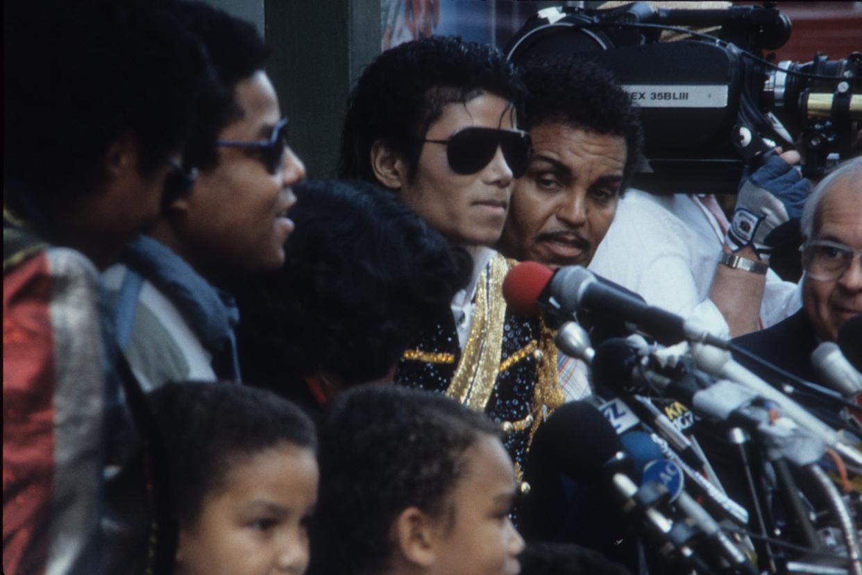 Joe Jackson tries to stay close to his son at Michael’s 1984 induction into the Hollywood Walk of Fame. (Photo: Michael Ochs Archives/Getty Images)