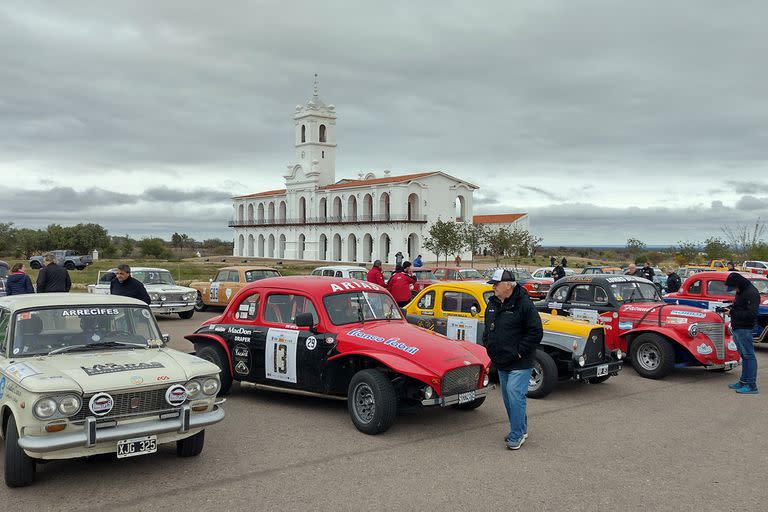 Una pausa entre prime y prime, en el cabildo de La Punta, réplica del de Buenos Aires; el XIX Gran Premio Argentino Histórico pasó por la ciudad más nueva y peculiar de San Luis.