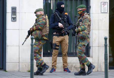 Belgian soldiers and special forces police keep guard outside a courthouse as Paris attacks suspect Salah Abdelslam remains in police custody, in Brussels, Belgium, April 7, 2016. REUTERS/Yves Herman