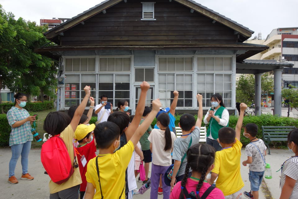 田中高中學生介紹田中火車站時，新民國小學生熱情互動提問回答