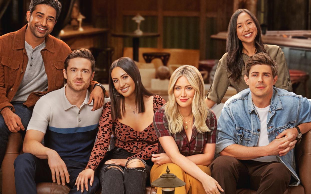 Sie machen New York unsicher, von links: Sid (Suraj Sharma), Charlie (Tom Ainsley), Valentina (Francia Raisa), Sophie (Hilary Duff), Ellen (Tien Tran) und Jesse (Chris Lowell). (Bild: Disney+ / Hulu)