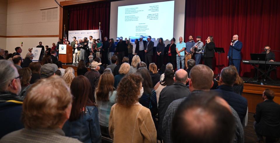 Concluding a community solidarity rally for Israel on Monday, Oct. 9, 2023, at the Gordon Jewish Community Center, the crowd of hundreds sings the Hatikvah, which is Israel’s national anthem. Israelis stand on stage alongside Rabbi Dan Horwitz, CEO of the Jewish Federation of Greater Nashville.