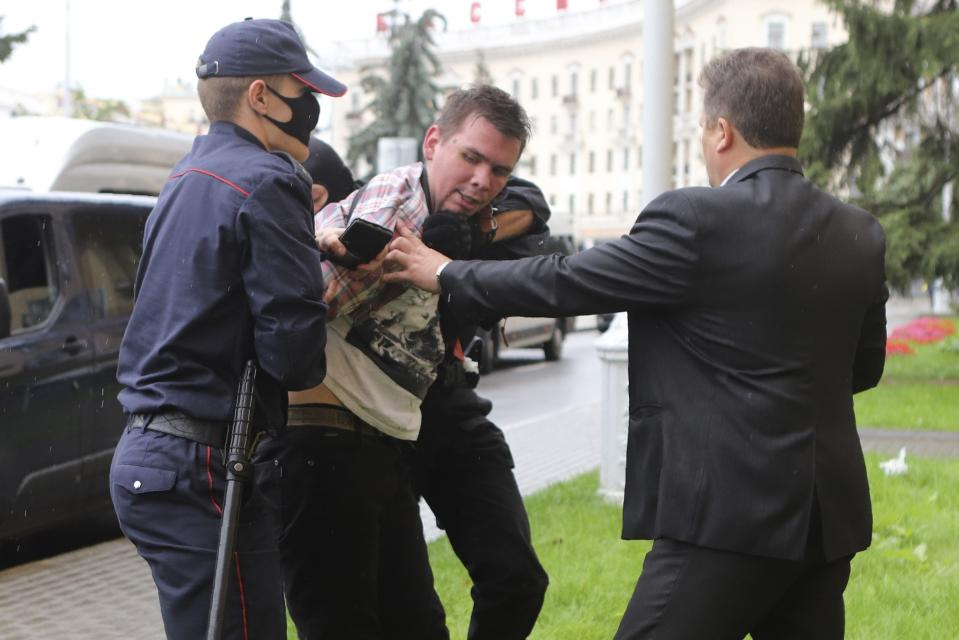 Agentes detienen a un estudiante durante una protesta contra los resultados de las elecciones presidenciales, en Minsk, Bielorrusia, martes 1 de septiembre de 2020. (AP Foto)