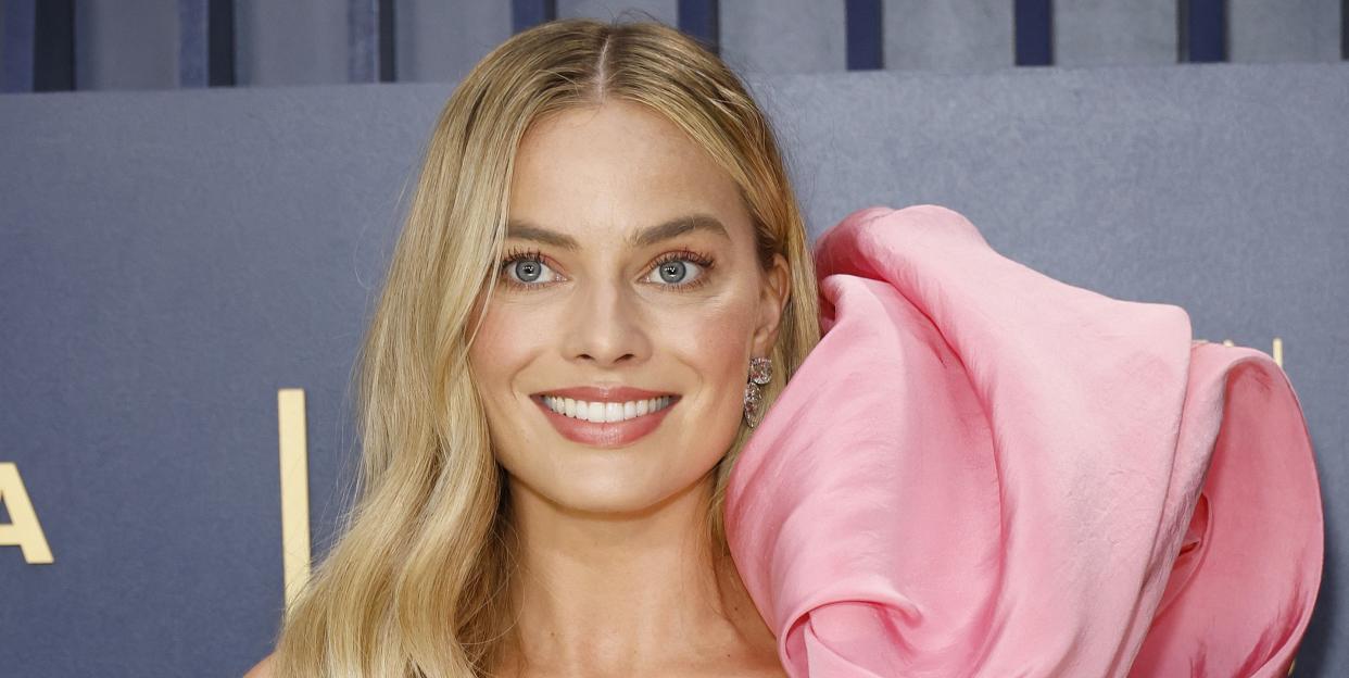 los angeles, california february 24 margot robbie attends the 30th annual screen actors guild awards at shrine auditorium and expo hall on february 24, 2024 in los angeles, california photo by frazer harrisongetty images
