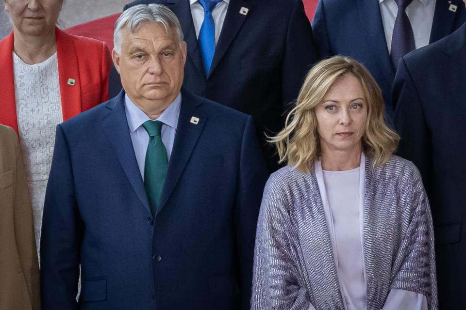 Viktor Orbán und Giorgia Meloni. (Bild: Nicolas Economou/NurPhoto via Getty Images)