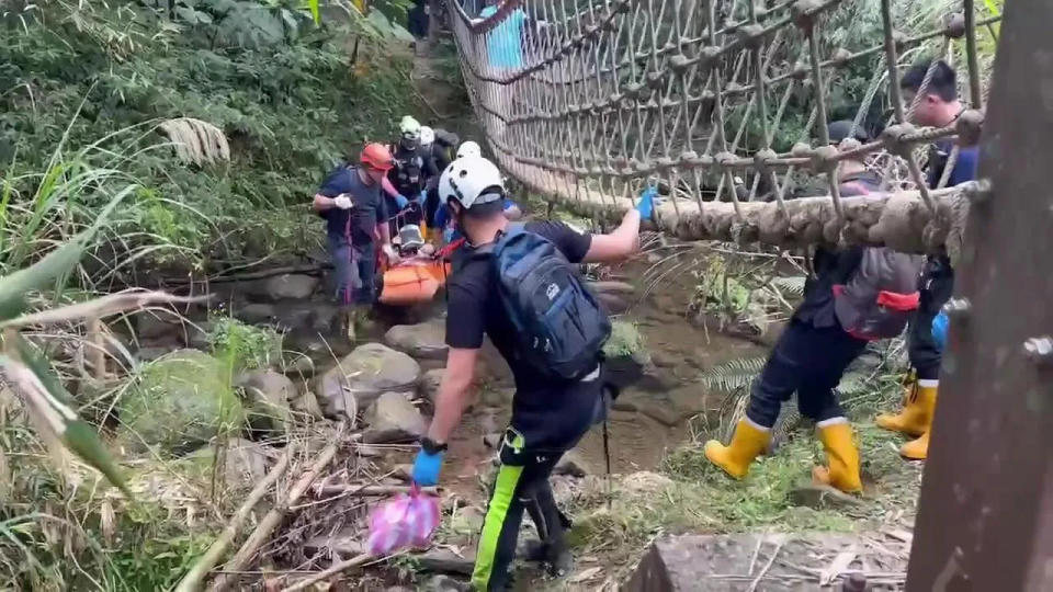 <strong>警消在山谷下方接觸到傷者時已無生命跡象。（圖／翻攝畫面）</strong>