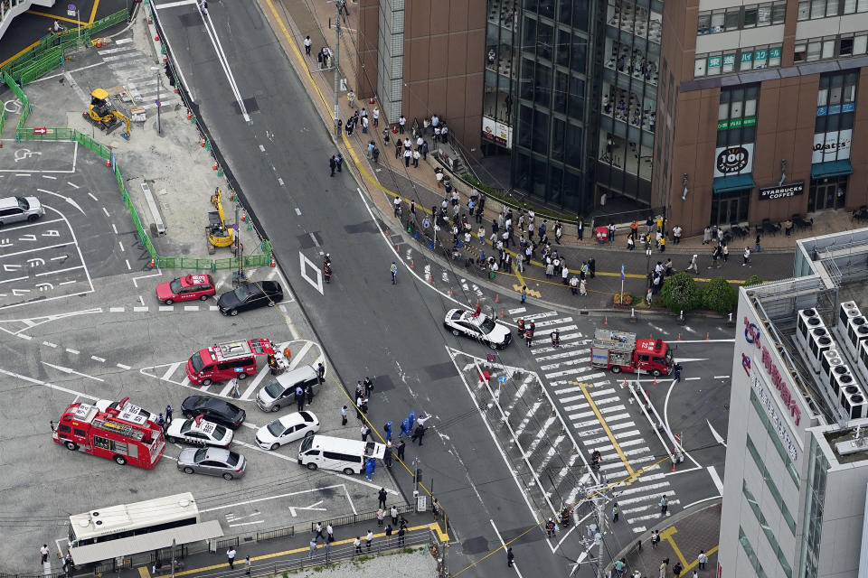 Esta fotografía aérea muestra el sitio donde el ex primer ministro Shinzo Abe fue baleado mientras pronunciaba un discurso, el viernes 8 de julio de 2022, en Nara, en el oeste de Japón. (Kyodo News vía AP)