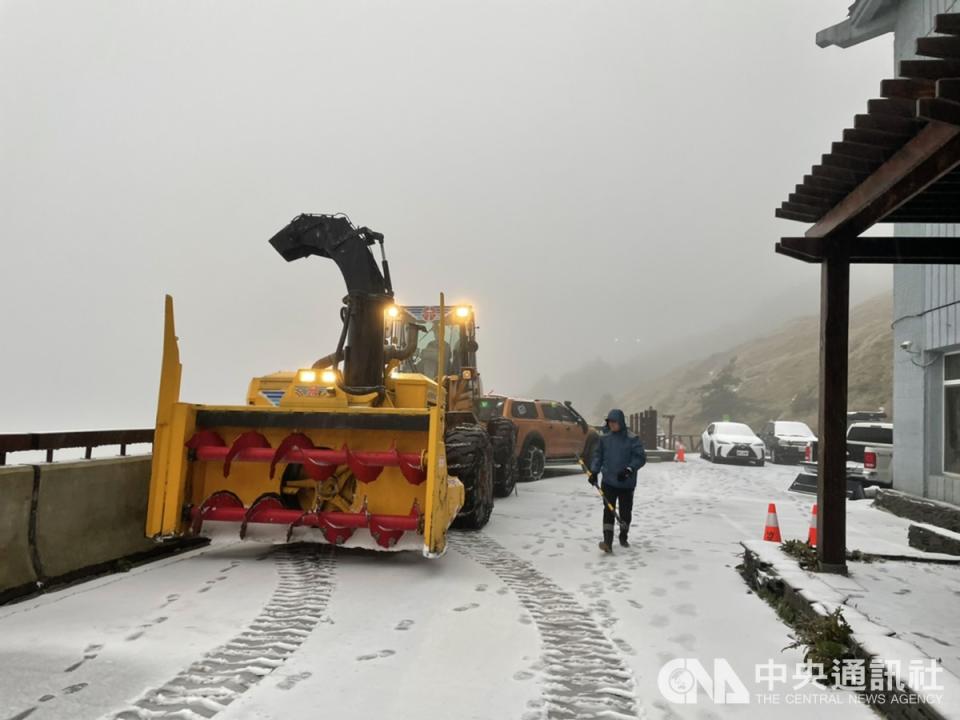 中部賞雪勝地合歡山8日清晨降入冬初雪或冰霰，合歡山公路、海拔3150公尺的松雪樓披上雪白外衣，由於路面結冰，車輛行駛昆陽到大禹嶺須加掛雪鍊。（民眾提供）