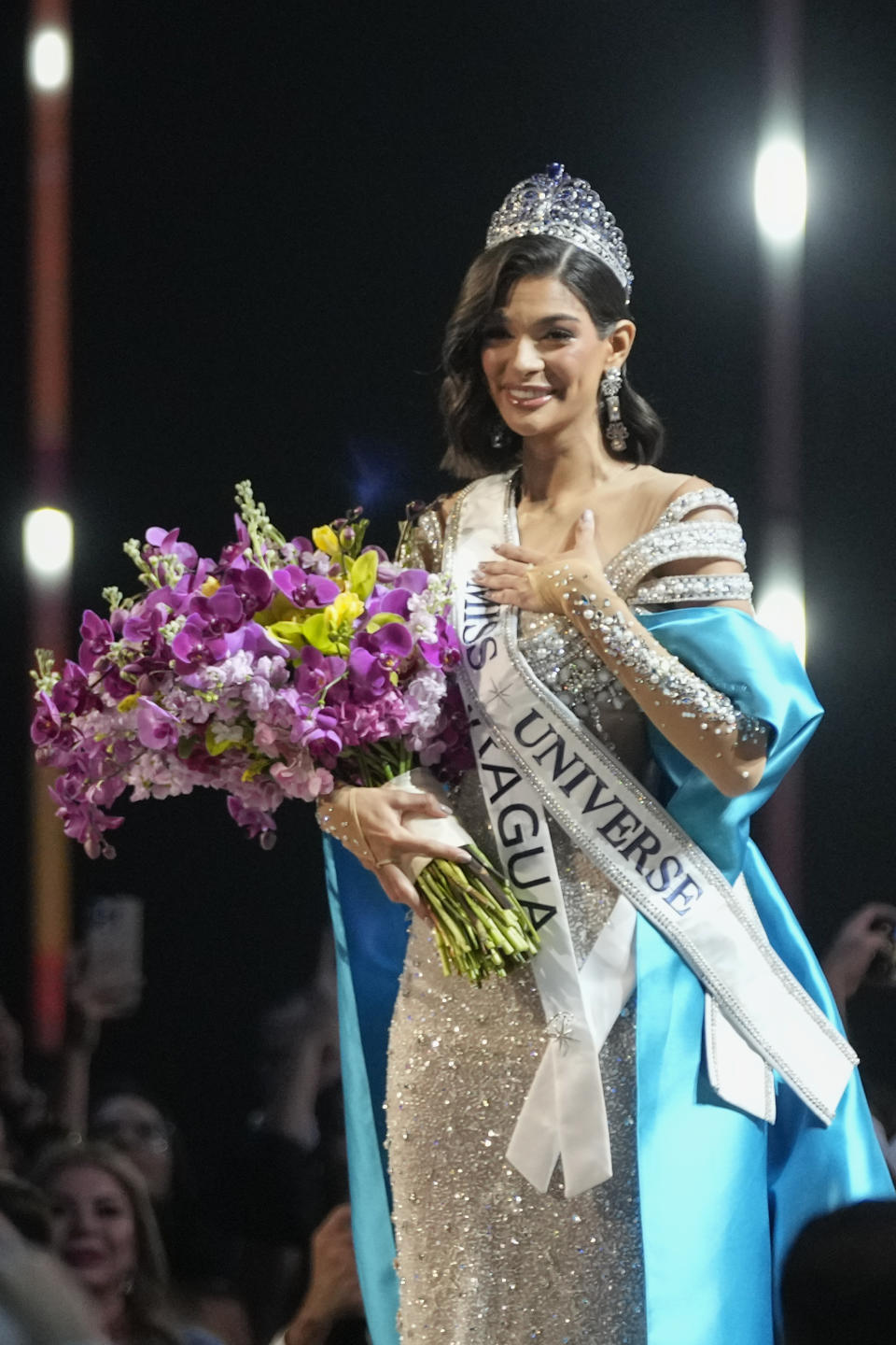 Miss Nicaragua Sheynnis Palacios reacciona ser coronada Miss Universo en la 72a edición de Miss Universo en San Salvador, El Salvador, el sábado 18 de noviembre de 2023. (Foto AP/Moisés Castillo)